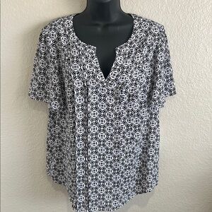 NWT Liz Claiborne Black and White Geometric Blouse Large